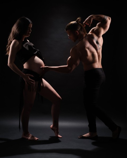 Bold Maternity Portrait with Bodybuilder Partner – Crearte Studio Tampa