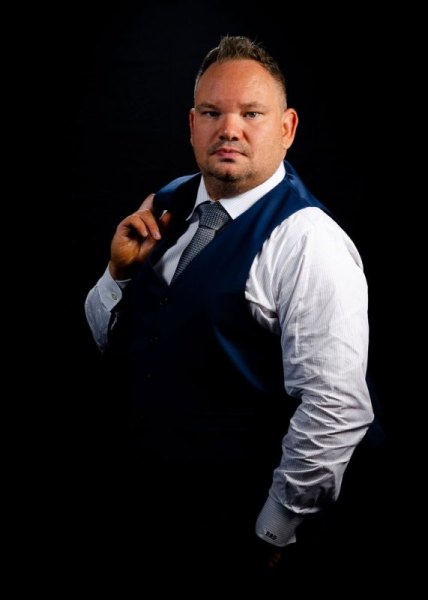 Professional headshot 08