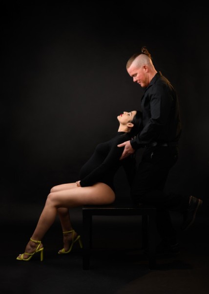 Elegant couple maternity session in Tampa – dramatic black styling